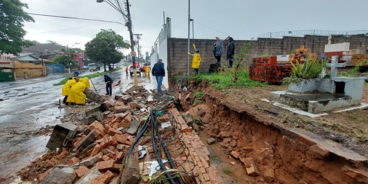 Equipes da Defesa Civil vistoriam o muro que desabou por conta do vento e da chuva desta manhã em Campinas: ele será reerguido Foto: Leandro Ferreira/Hora Campinas
