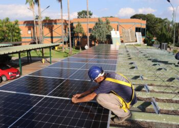 As placas fotovoltaicas foram instaladas na cobertura do estacionamento da sede - Foto: Divulgação