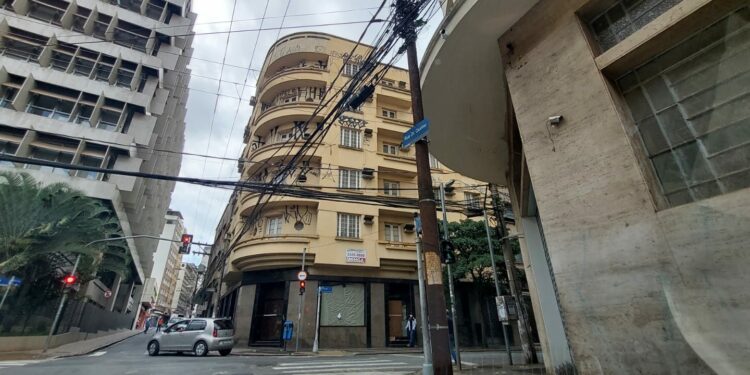 O prédio fica nas esquinas das ruas Conceição e Dr. Quirino: estado de abandono. Foto: Leandro Ferreira/Hora Campinas