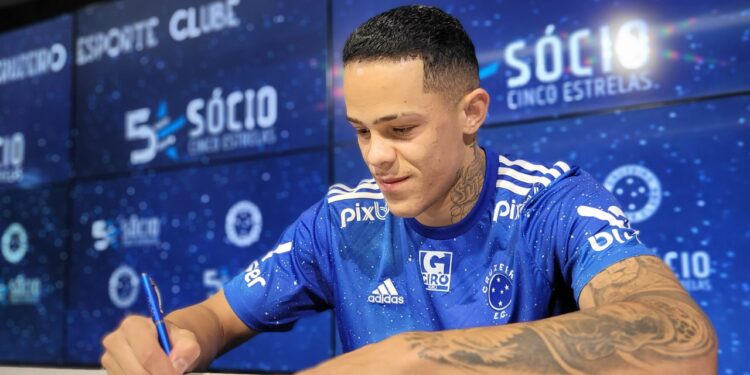 Ex-pontepretano Wallisson assina contrato com o Cruzeiro. Foto: Marco Ferraz/Cruzeiro