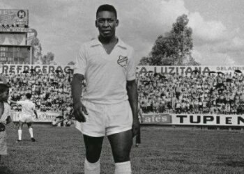 Pelé, aos 18 anos, em sua primeira partida no Brinco de Ouro, em 1958: quatro gols, título e artilharia. Foto: Reprodução/Facebook