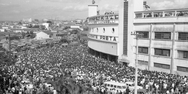 Majestoso ficou pequeno para tanta gente, no dia 16 de agosto de 1970. Foto: Coleção Aristides Pedro da Silva (V8)/Centro de Memória-Unicamp