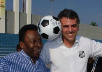 Pelé e Gustavo Reis equilibram a bola em evento solidário ocorrido no Estádio Alfredo Chiavegato, em Jaguariúna, durante a primeira gestão do prefeito Foto: Arquivo Pessoal