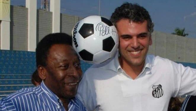 Pelé e Gustavo Reis equilibram a bola em evento solidário ocorrido no Estádio Alfredo Chiavegato, em Jaguariúna, durante a primeira gestão do prefeito Foto: Arquivo Pessoal