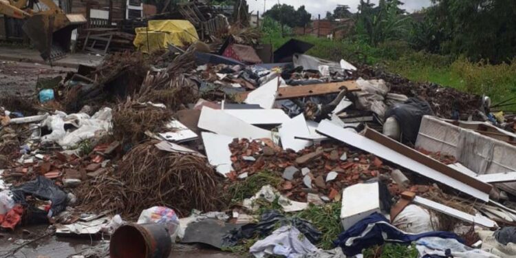 Equipes da Prefeitura trabalham após alagamento no São Marcos