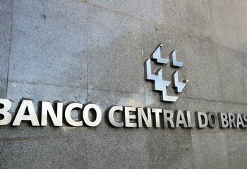 Boletim divulgado pelo Banco Central: mercado aumentou a projeção do PIB para este ano pela terceira vez consecutiva.  Foto: Marcello Casal Jr/Agência Brasil