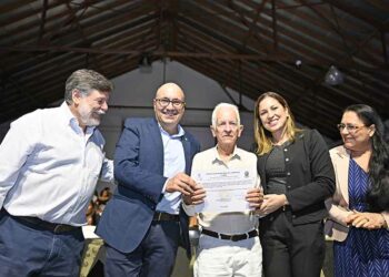 Dário entrega diploma ao formando João Porfírio Neto, de 76 anos, que concluiu o 5º Ano do Fundamental I Foto: Eduardo Lopes/Divulgação