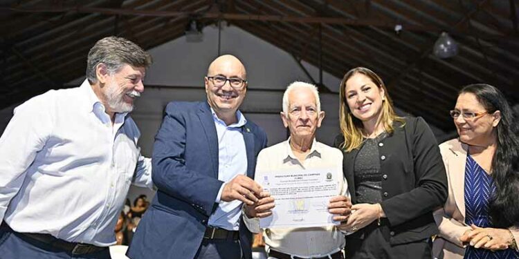 Dário entrega diploma ao formando João Porfírio Neto, de 76 anos, que concluiu o 5º Ano do Fundamental I Foto: Eduardo Lopes/Divulgação