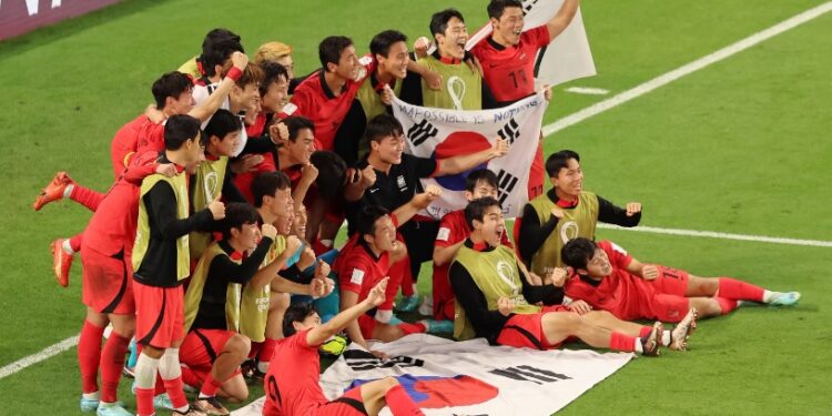 Seleção sul-coreana comemora o feito histórico e avançar às oitavas pela primeira vez. Foto: Reprodução