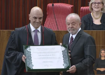 Lula recebe o diploma das mãos de Alexandre de Moraes. Foto: Reprodução