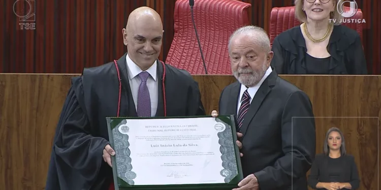Lula recebe o diploma das mãos de Alexandre de Moraes. Foto: Reprodução
