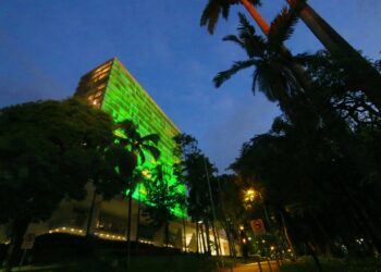 Cores e luzes vão, aos poucos, levando a magia do Natal ao cenário urbano; veja fotos