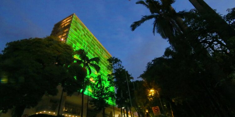 Cores e luzes vão, aos poucos, levando a magia do Natal ao cenário urbano; veja fotos