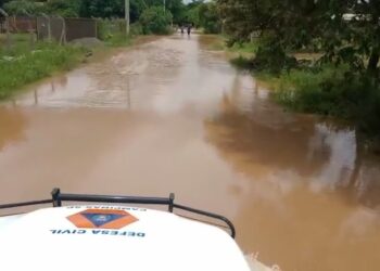 Viatura da Defesa Civil durante trabalho de monitoramento do Rio Atibaia: com menor precipitação, cotidiano vai voltando ao normal Foto: Divulgação