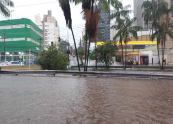 A avenida Orozimbo Maia é uma das mais afetadas por alagamentos durante as chuvas Foto: Leandro Ferreira/Hora Campinas