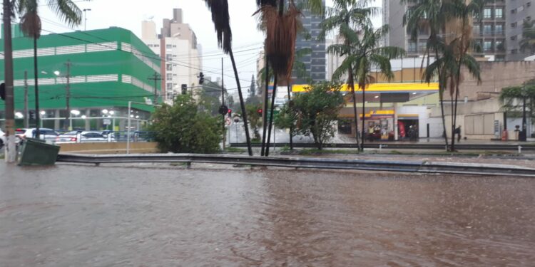 A avenida Orozimbo Maia é uma das mais afetadas por alagamentos durante as chuvas Foto: Leandro Ferreira/Hora Campinas