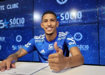 Igor Formiga com a camisa do Cruzeiro: jogador de 23 anos rescindiu contrato com a Ponte. Foto: Marcos Ferraz/Divulgação Cruzeiro