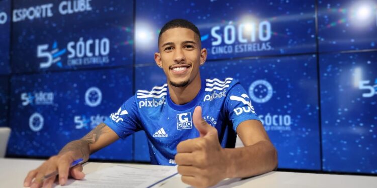 Igor Formiga com a camisa do Cruzeiro: jogador de 23 anos rescindiu contrato com a Ponte. Foto: Marcos Ferraz/Divulgação Cruzeiro