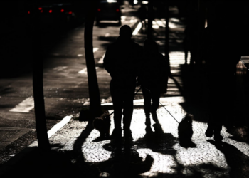 Brasileiros se sentem inseguros para andar sozinhos à noite, aponta IBGE