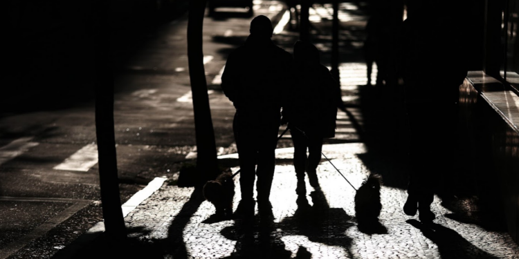 Brasileiros se sentem inseguros para andar sozinhos à noite, aponta IBGE