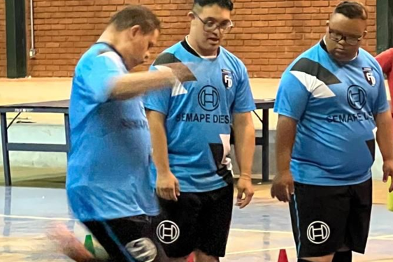 Futsal para portadores de Síndrome de Down propõe uma relação direta entre atividades motoras e sociais - Foto: Divulgação