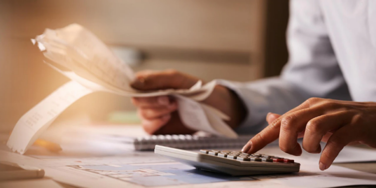 Consultor financeiro aponta situações que levam ao endividamento empresarial