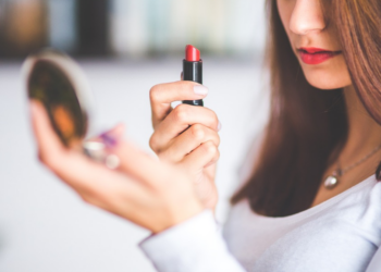 Checagem de produtos de beleza, principalmente de maquiagem, deve ser feita a cada seis meses, segundo dermatologista. Fique de olho! - Foto: Pixabay