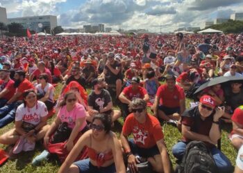 A multidão sentada no gramado em Brasília durante a posse de Lula: expectativa Foto: Wanderley Garcia/Instagram
