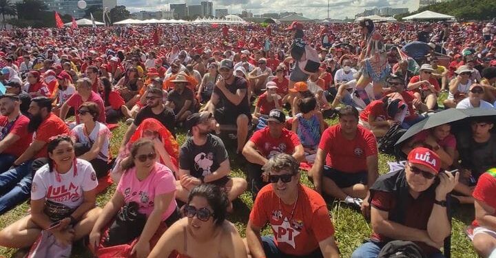 A multidão sentada no gramado em Brasília durante a posse de Lula: expectativa Foto: Wanderley Garcia/Instagram