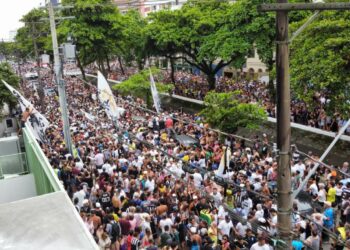 Multidão de fãs acompanha cortejo pelas ruas do Gonzaga, em Santos. Fotos: Prefeitura Municipal de Santos