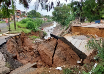 Ponte que caiu no Jardim das Bandeiras: destruição causada pelas fortes chuvas em Campinas. Foto: Leandro Ferreira/Hora Campinas