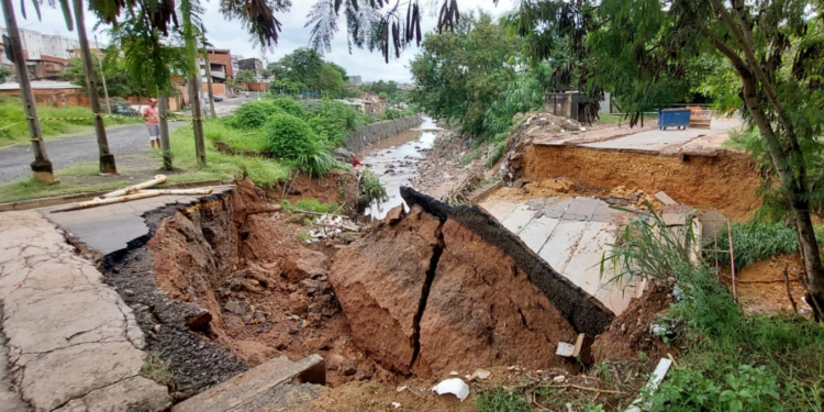 Ponte que caiu no Jardim das Bandeiras: destruição causada pelas fortes chuvas em Campinas. Foto: Leandro Ferreira/Hora Campinas