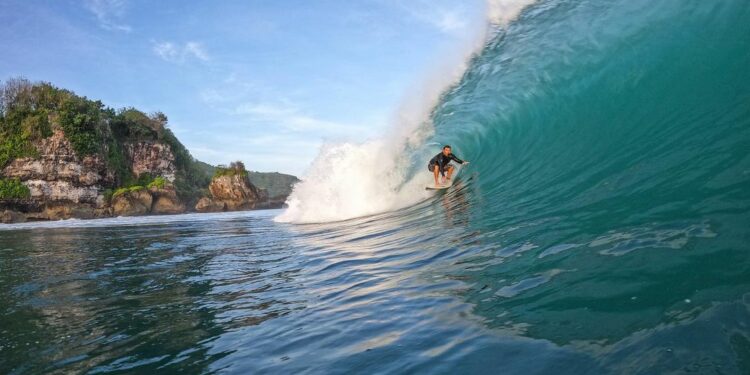 Surfista de ondas gigantes, Márcio Freire morre após queda em Nazaré