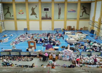 Voluntários ajudam a separar itens doados no ginásio municipal de esportes. Fotos: Redes Sociais