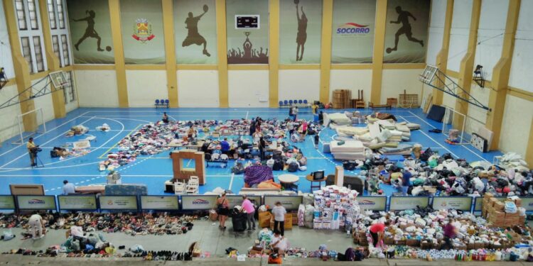 Voluntários ajudam a separar itens doados no ginásio municipal de esportes. Fotos: Redes Sociais