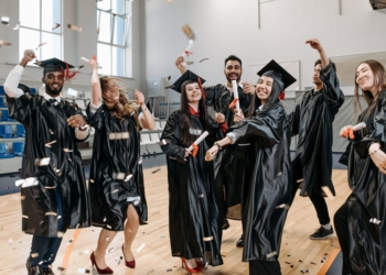 Festejar a formatura pode ser um desafio para universitários