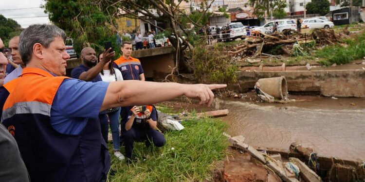 Tarcísio de Freitas esteve na região do Jardim das Bandeiras, onde uma ponte desabou com as chuvas. Fotos: Sérgio Barzaghi/Governo do Estado de SP