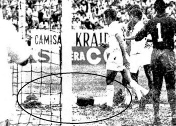 Pelé desacordado no gramado: momento de grande preocupação aconteceu logo no início da partida entre Guarani e Santos. Foto: Reprodução/Acervo Folha de S. Paulo