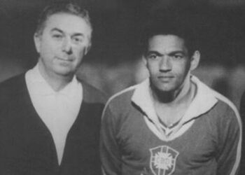 Garrincha, em 1966, no Brinco de Ouro: jogo-treino da Seleção contra equipe formada por jogadores bugrinos e pontepretanos. Fotos: Reprodução