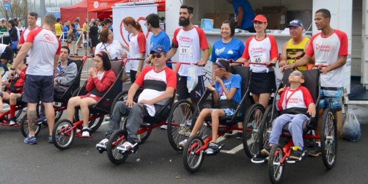 Entre os participantes previstos estão 80 voluntários da ONG Pernas de Aluguel, que conduzirão 20 PCDs em triciclos. Foto: Divulgação