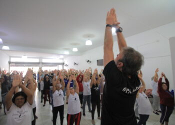 Aula de ginástica para aquecer o corpo e relaxar a mente Foto: Divulgação