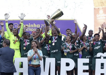 Crias da base do Palmeiras celebram o bicampeonato na Copinha: nova força do futebol jovem Foto: Twitter/Reprodução