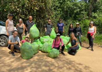 Praticantes da Amatrilha Trekking utilizam sacos para lixo Embalixo Repelente para recolher entulhos no Rio Jaguari - Foto: Divulgação