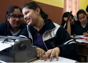 Alina em sala de aula no Paraguai, aprendendo a ler e escrever em braile - Foto: Unicef/Brian Sokol/Via ONU News