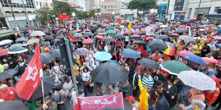 Campineiros participaram de ato a favor da democracia no Largo do Rosário. Foto: Leandro Ferreira/Hora Campinas