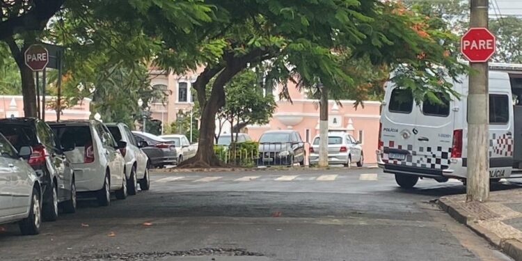 Viatura da PM perto do portão de entrada da Escola de Cadetes, em Campinas: 70 dias de transtornos, hostilizações e mensagens defendendo golpe e intervenção