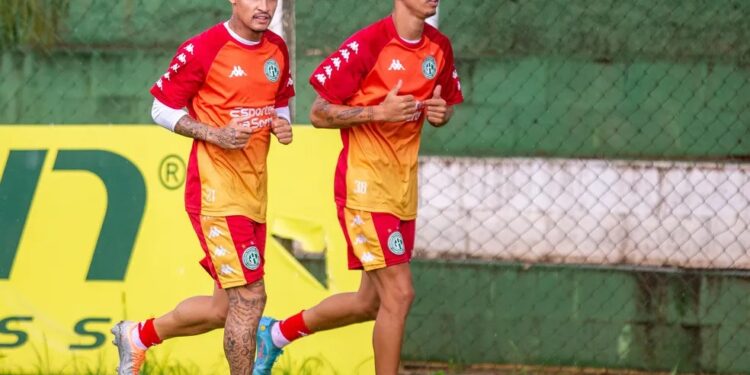 Neilton (esq.) treina ao lado dos companheiros no Guarani. Foto: Thomaz Marostegan/Guarani FC