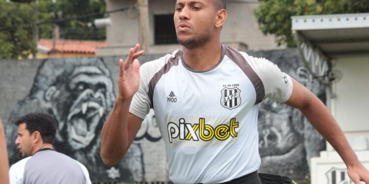 Mateus Silva rescindiu vínculo com o Cruzeiro e assinou em definitivo com a Ponte. Foto: Diego Almeida/PontePress