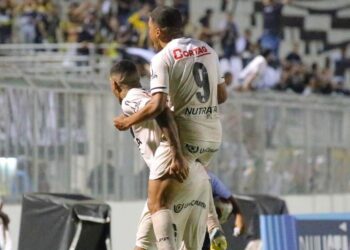 Jeferson comemora o gol em cima do São Caetano: Macaca segue invicta: Fotos: Karen Fontes/PontePress