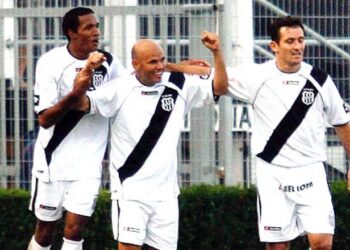 Fabiano Gadelha (ao centro), autor do primeiro gol da vitória da Ponte sobre o Monte Azul em 2010: único encontro oficial entre as equipes. Foto: Arquivo/AAPP